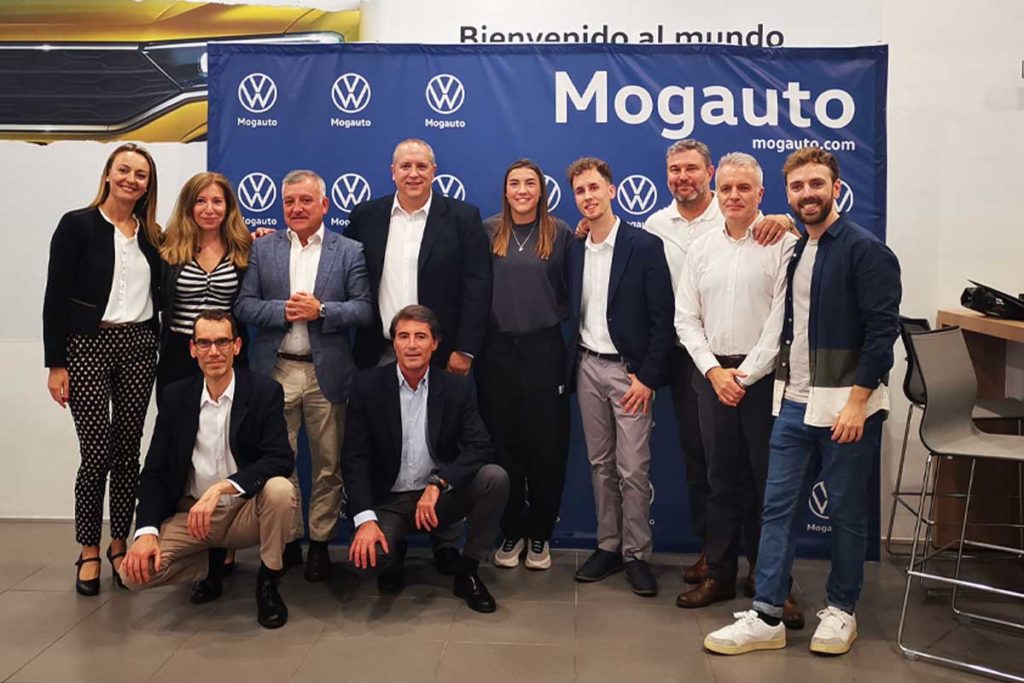 El equipo de Volkswagen Mogauto junto al equipo de M Automoción