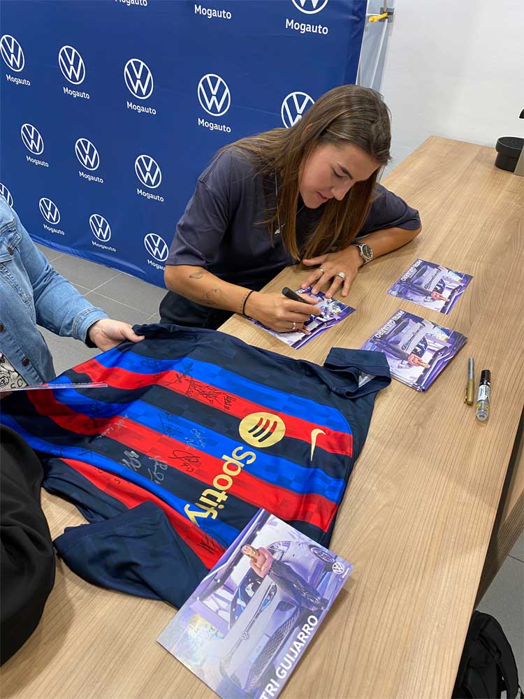 Patri Guijarro firmando autógrafos a sus seguidores