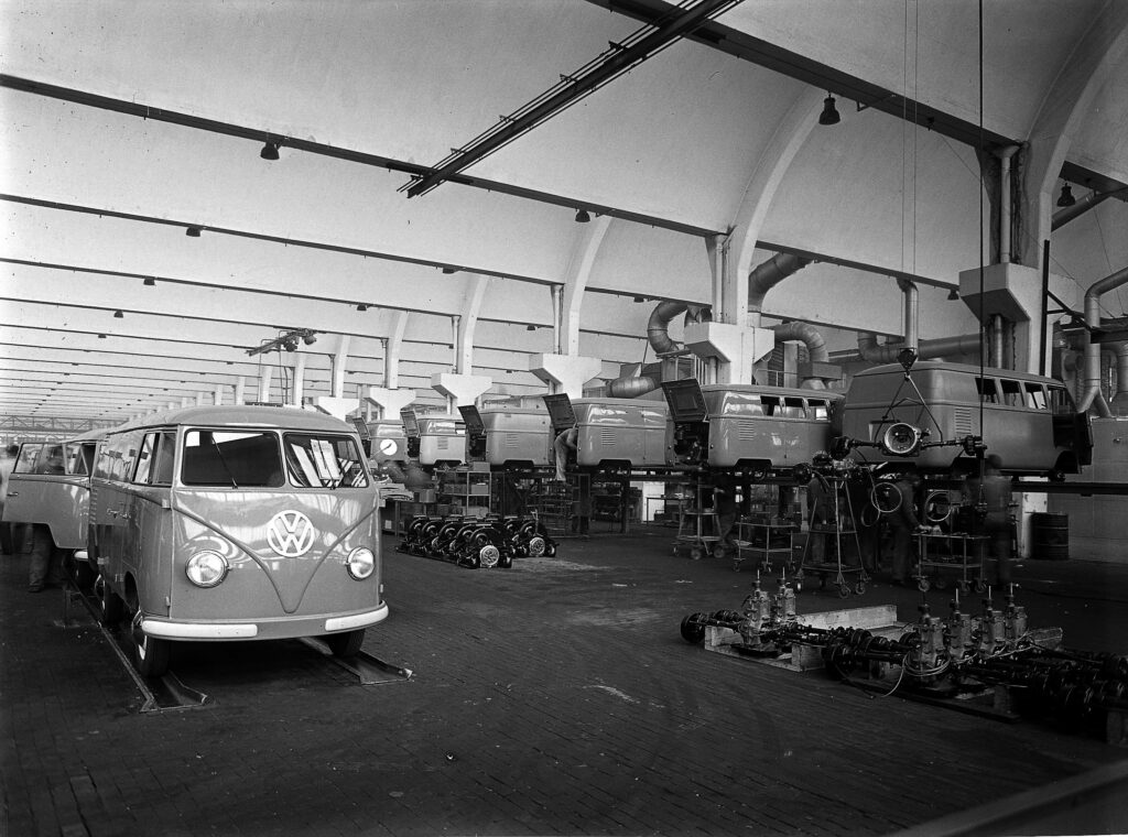 Volkswagen celebra 75 años de historia con su icónica furgoneta VW